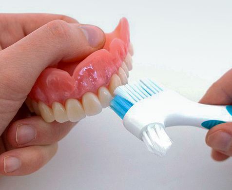 Как ухаживать за съемным зубным протезом